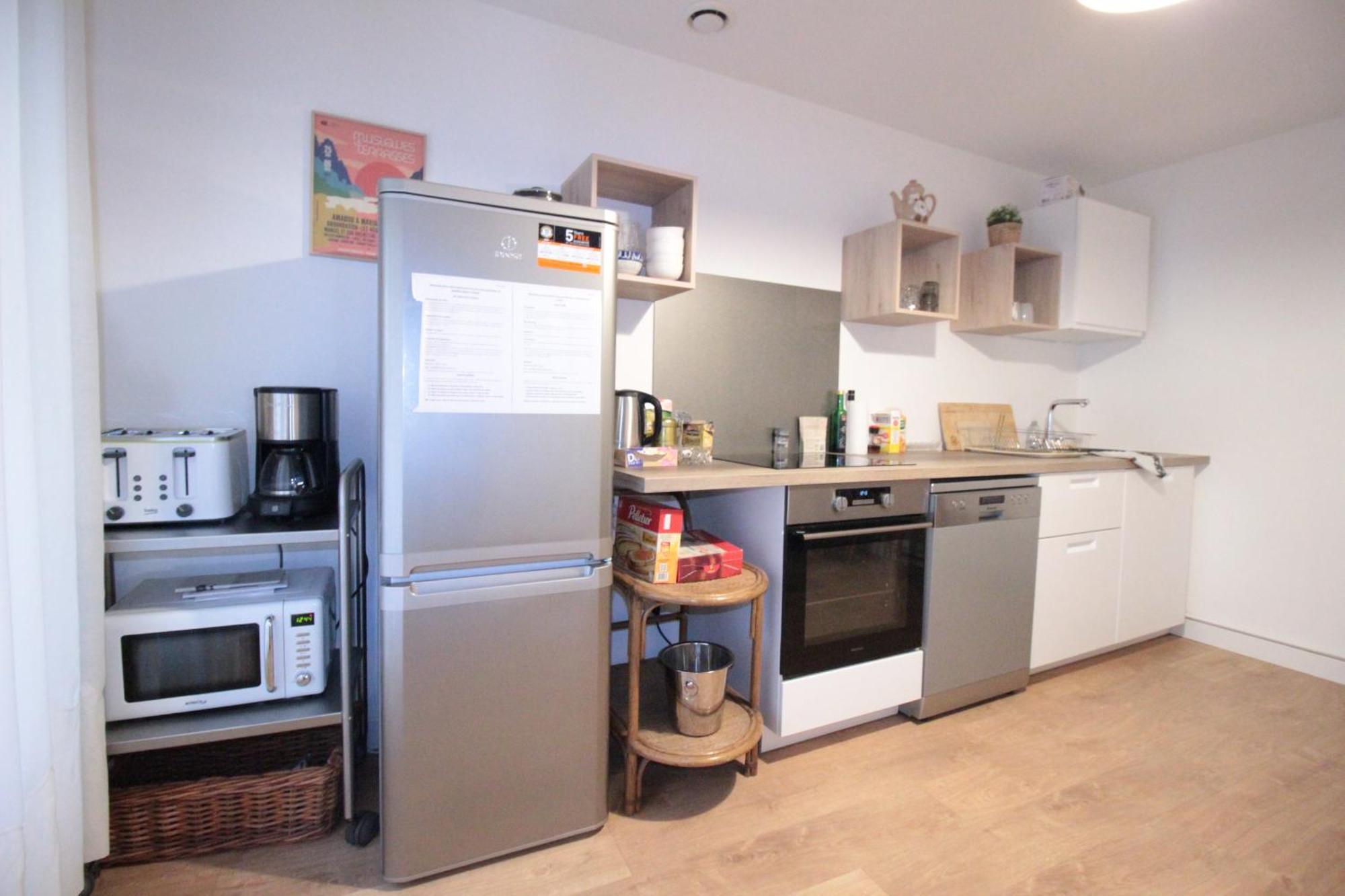 Logement Neuf "Meuse" - Hyper Centre - Parking Proche - Proche Gare - 4 Chambres - Terrasse Couverte - Wifi ! Gere Par Prestazen'Services Verdun-sur-Meuse Eksteriør bilde