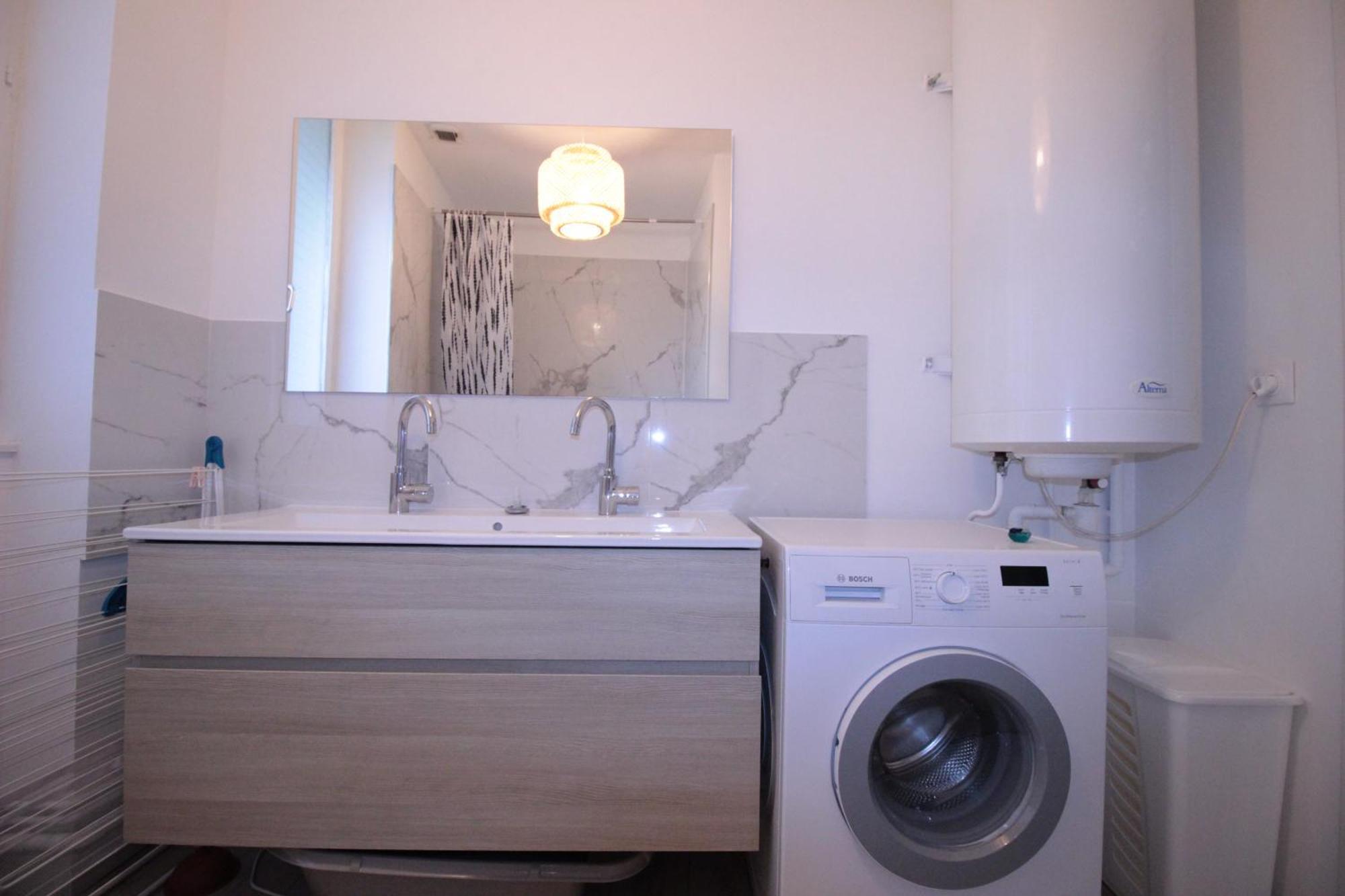 Logement Neuf "Meuse" - Hyper Centre - Parking Proche - Proche Gare - 4 Chambres - Terrasse Couverte - Wifi ! Gere Par Prestazen'Services Verdun-sur-Meuse Eksteriør bilde