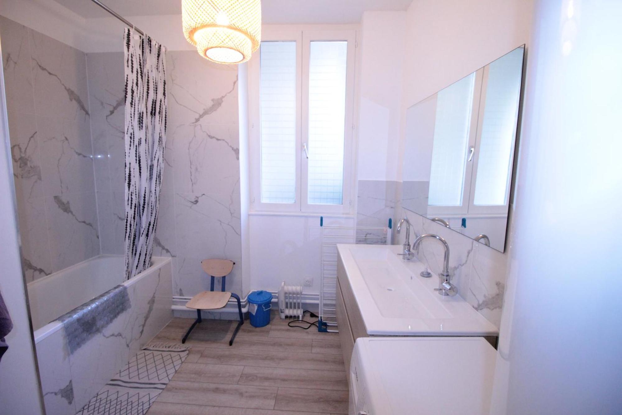 Logement Neuf "Meuse" - Hyper Centre - Parking Proche - Proche Gare - 4 Chambres - Terrasse Couverte - Wifi ! Gere Par Prestazen'Services Verdun-sur-Meuse Eksteriør bilde