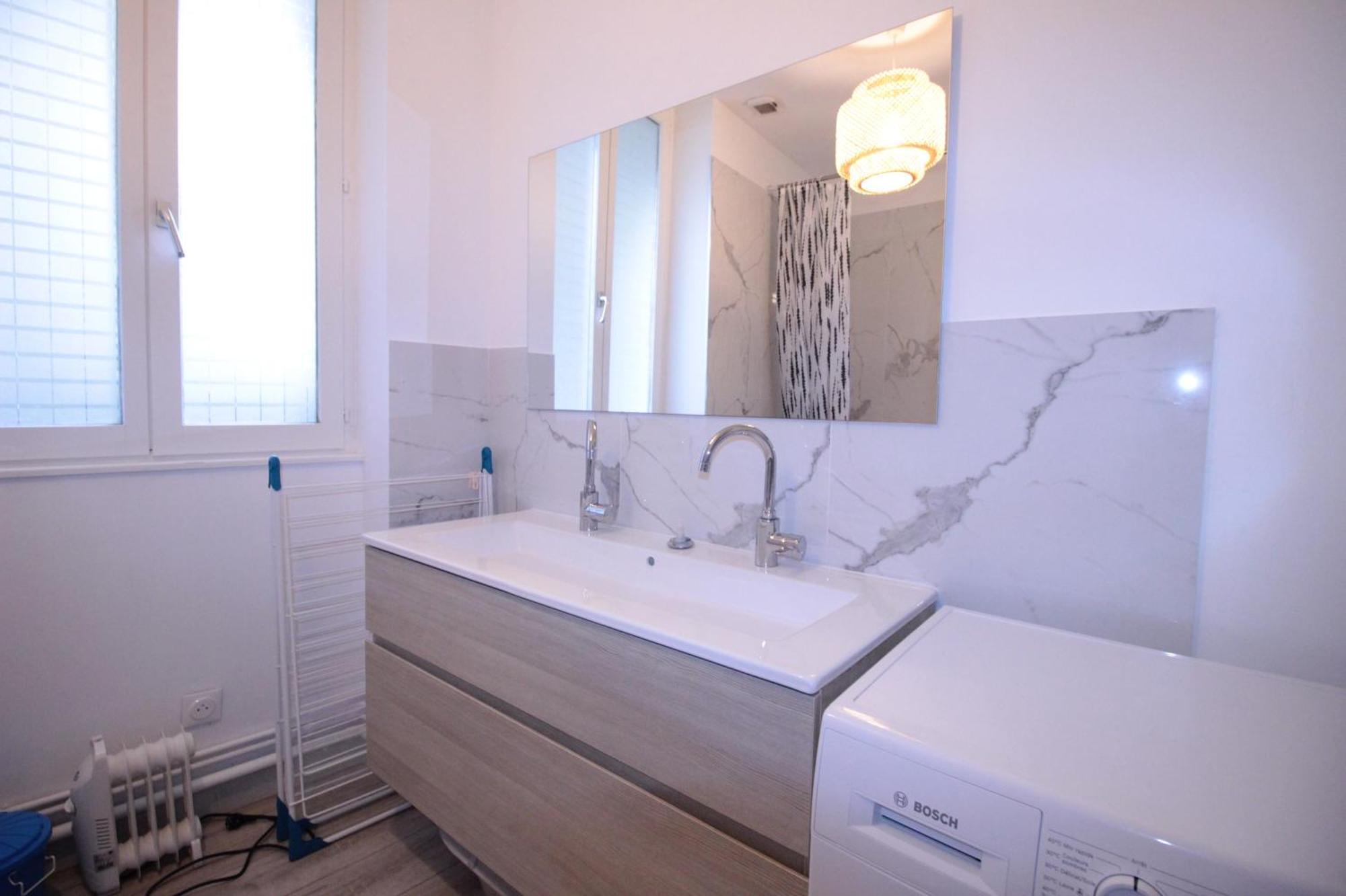 Logement Neuf "Meuse" - Hyper Centre - Parking Proche - Proche Gare - 4 Chambres - Terrasse Couverte - Wifi ! Gere Par Prestazen'Services Verdun-sur-Meuse Eksteriør bilde